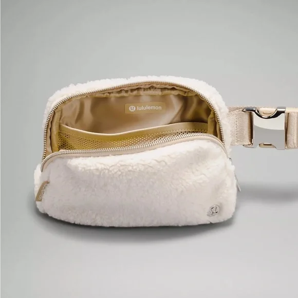 Lululemon Everywhere Belt Bag Fleece Natural Ivory Trench NAIT One Size New NWT - Picture 4 of 5